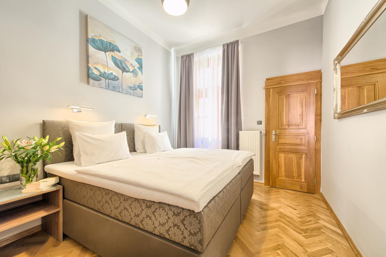 Spacious And Bright Apartment Dusni 13 ปราก ภายนอก รูปภาพ
